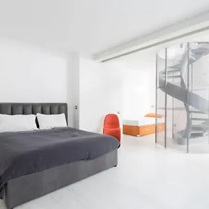 Unique 4 Storey House On Naviglio 4bd, 4bt , Milan Italie